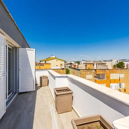 Rooftop With Private Pool By Pikhost Golem (Tirana)