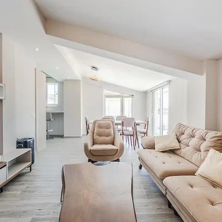 Rooftop With Private Pool By Pikhost Apartman